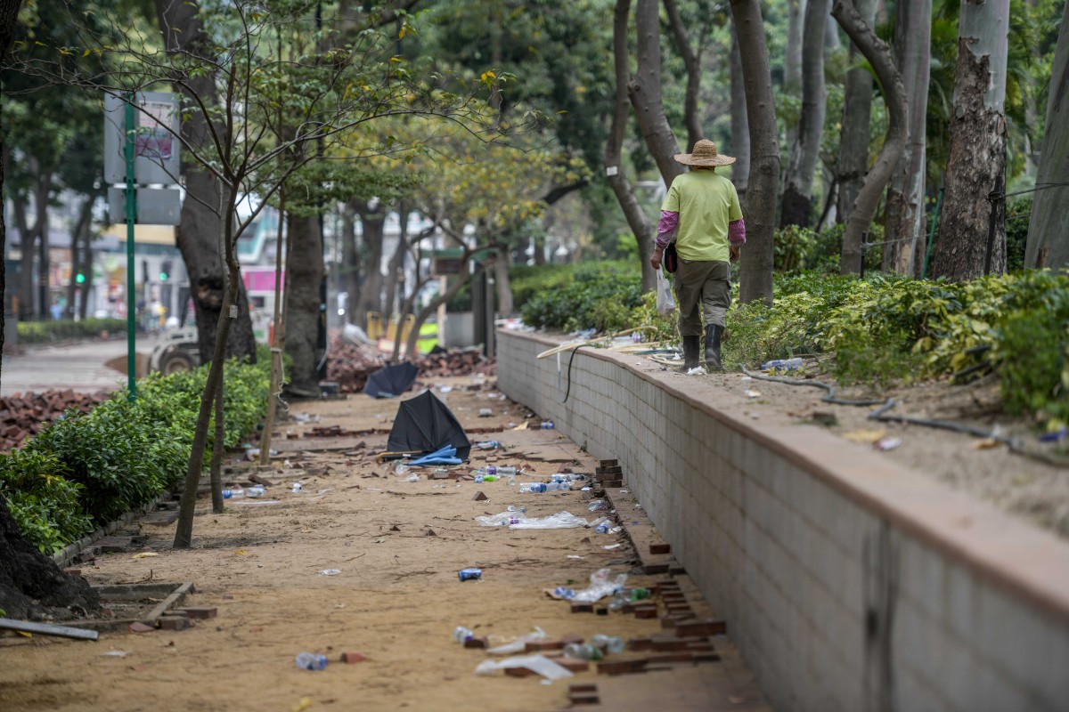 一道道城市的伤疤 记者直击香港街头被毁道路