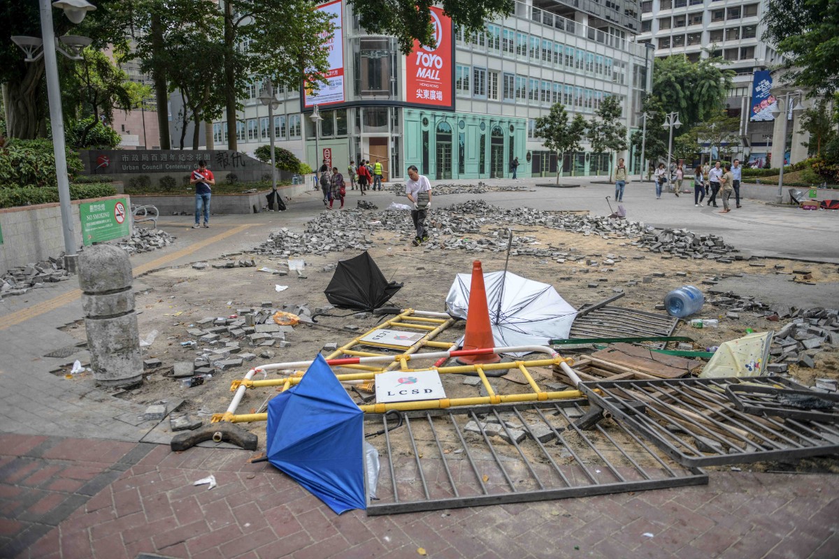 一道道城市的伤疤 记者直击香港街头被毁道路