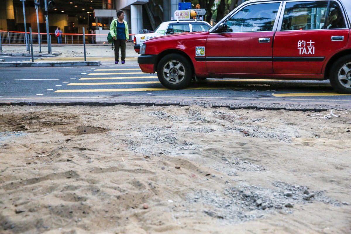 一道道城市的伤疤 记者直击香港街头被毁道路