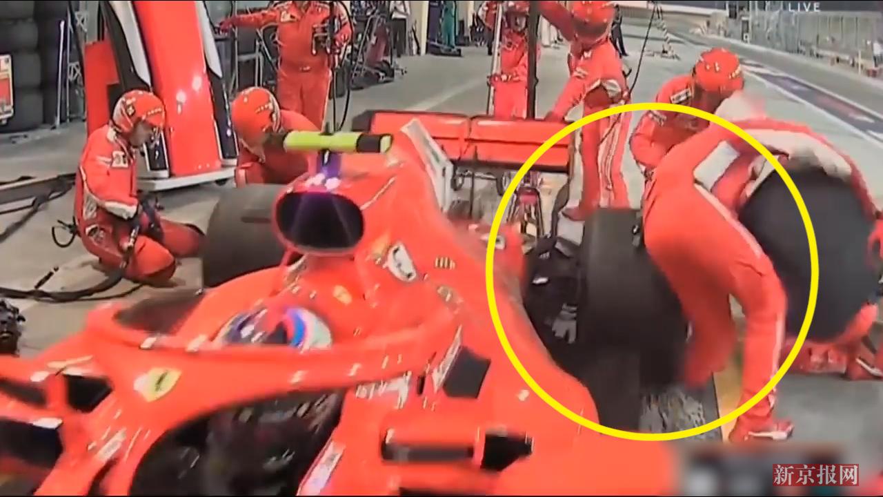 现场:F1巴林站法拉利进站事故 技师被撞翻骨折