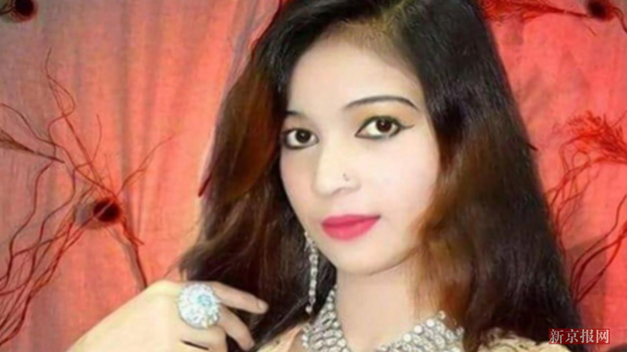 现场:男子撒钱要求跳舞怀孕女歌手拒绝后遭醉