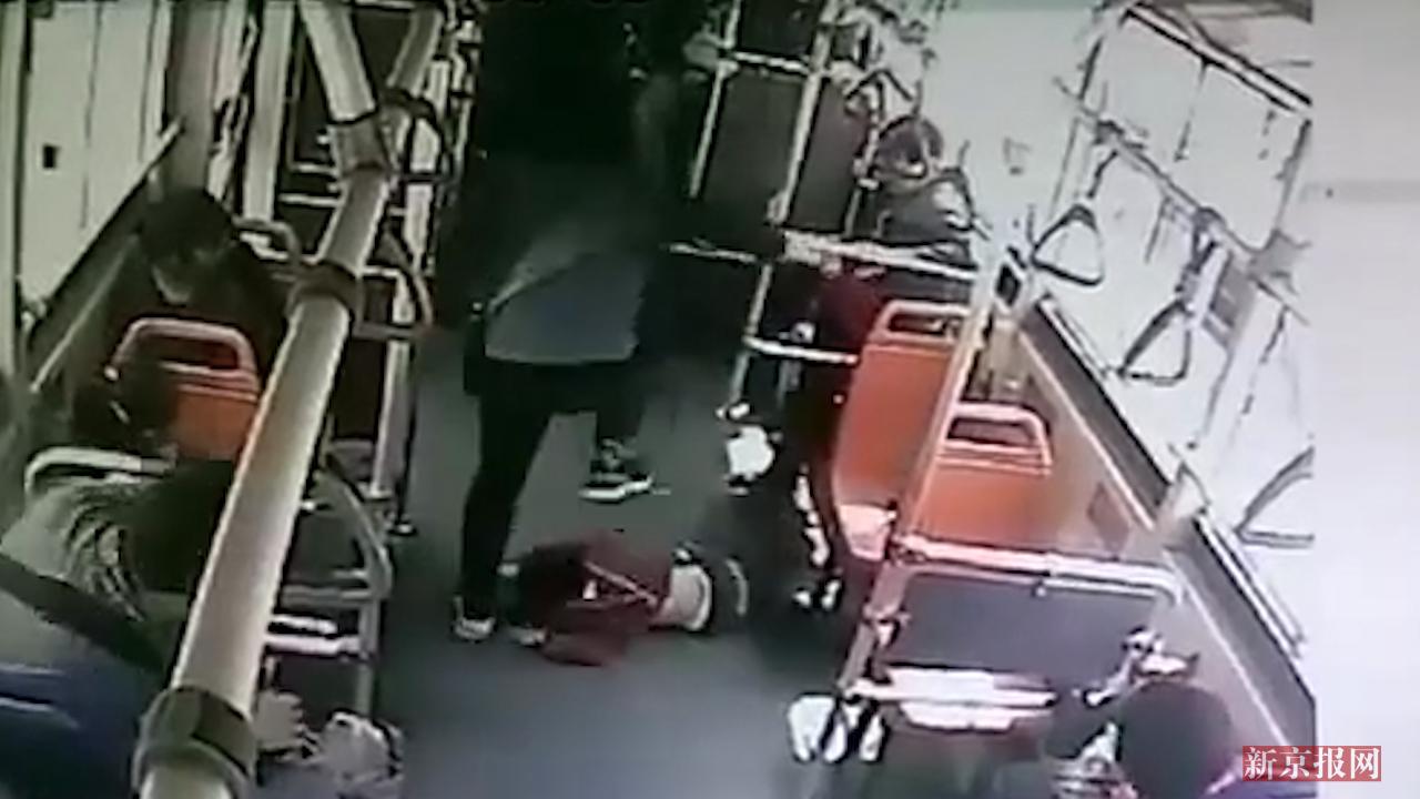 男童公交车上脚踢男子遭背摔脚踹打人者被拘1