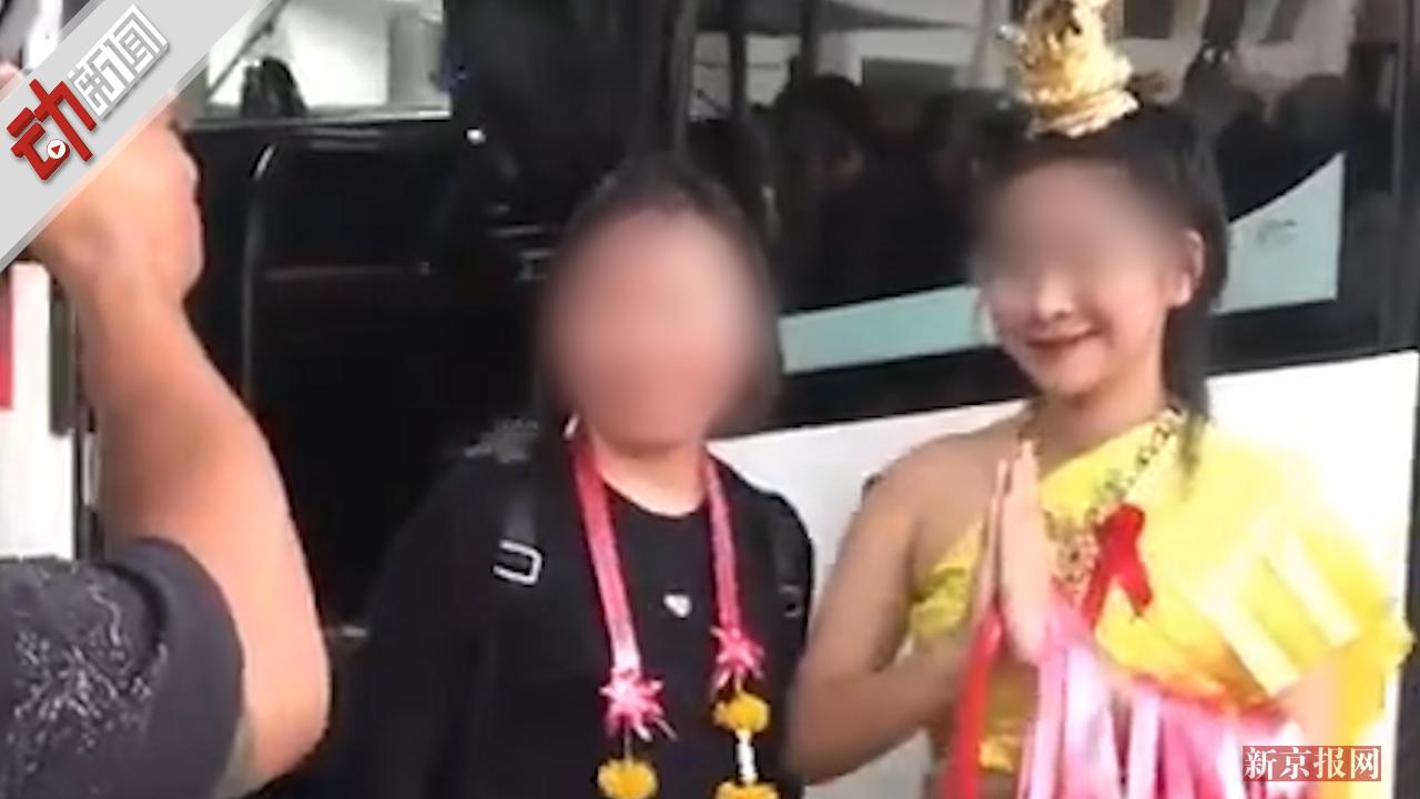 泰国迎宾小姐与中国游客合影强颜欢笑被开除 