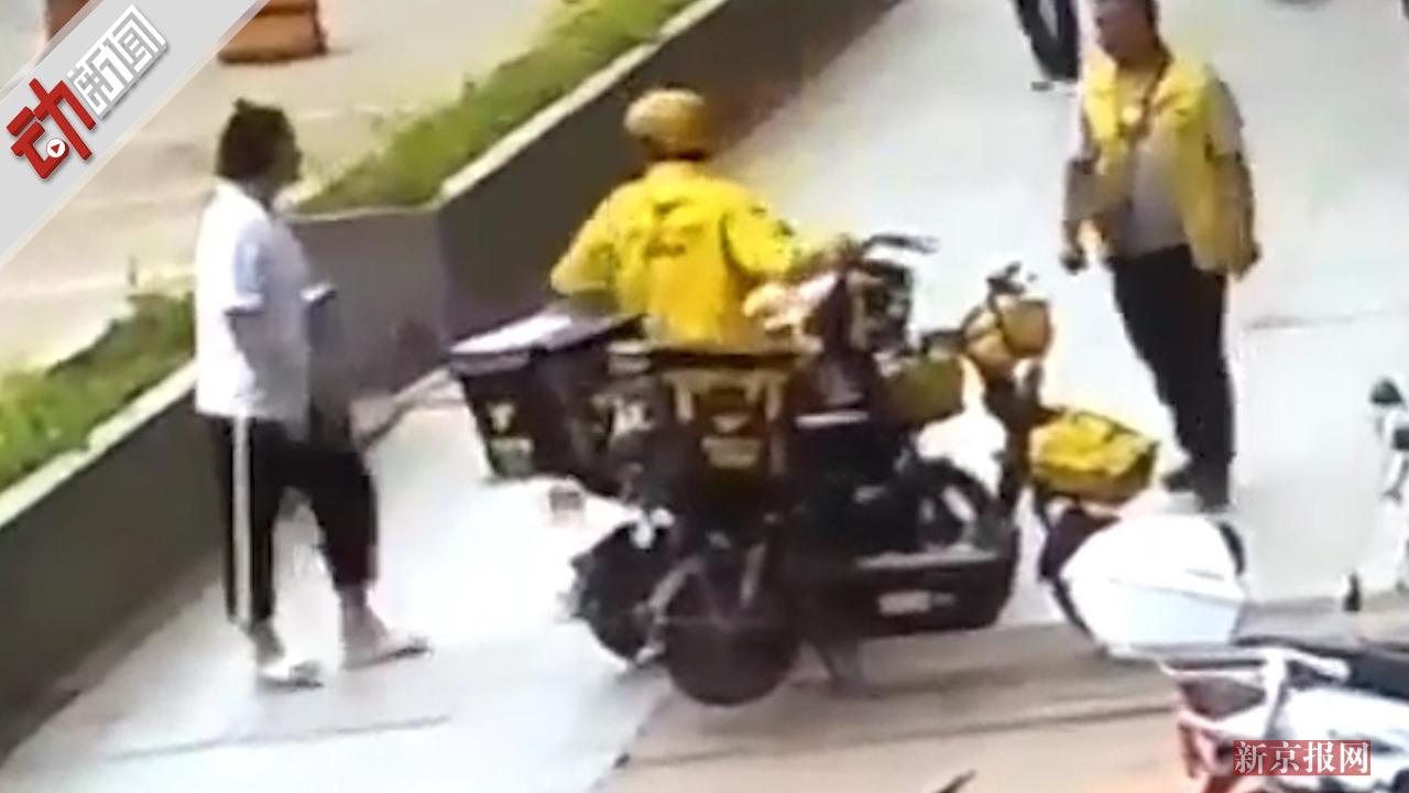 外卖小哥遭女店员六次扇打后回击 用头盔猛砸