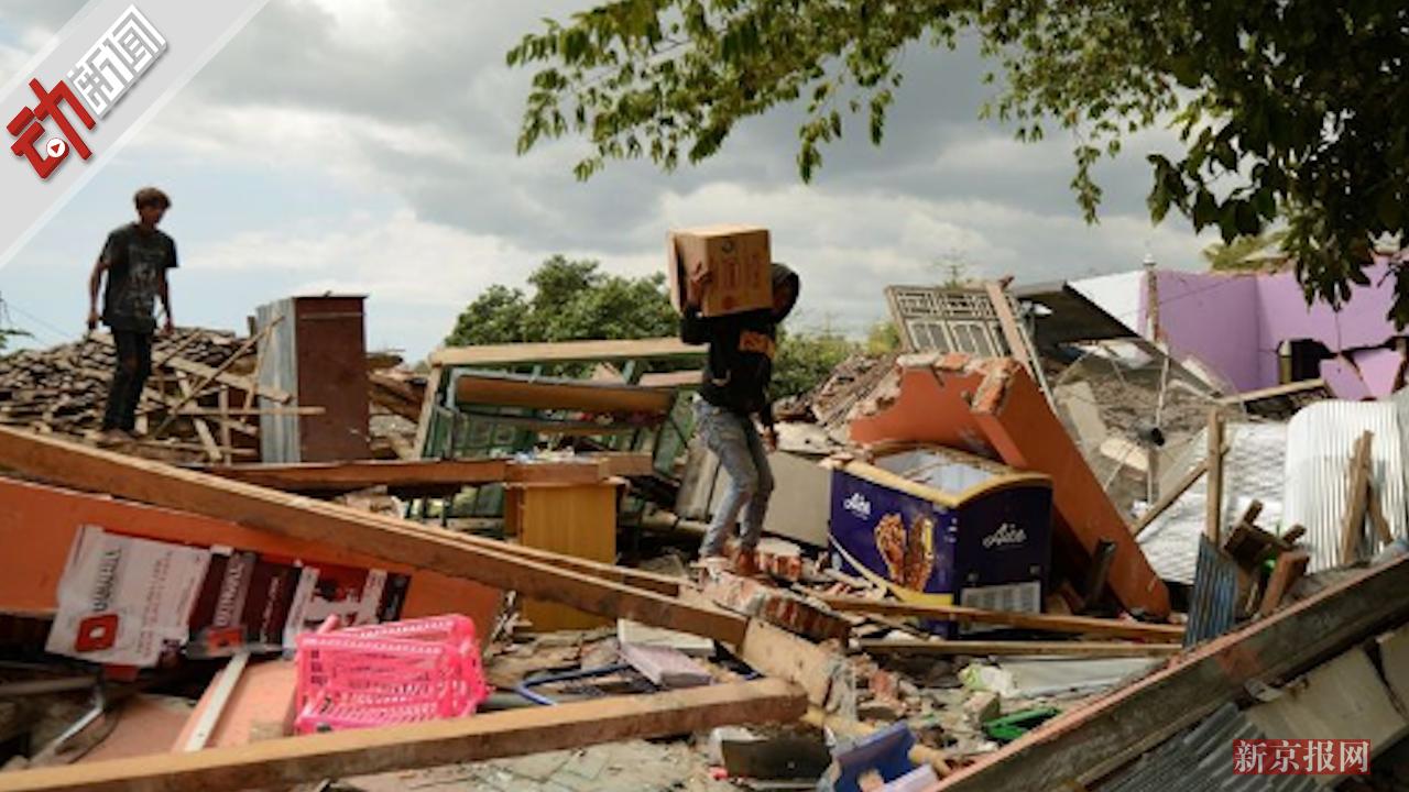 现场:印尼发生7.7级等多起地震 数百房屋受损 居民出门避难