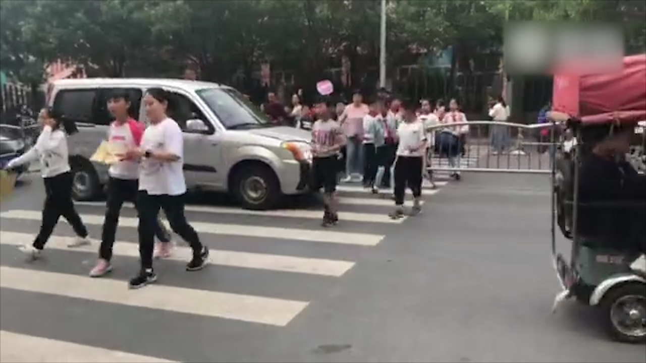 郑州一私家车斑马线顶着孩子闯行 交警介入