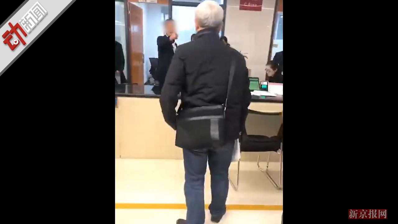 贵州大方县通报政务人员上班'玩手机'骂老人