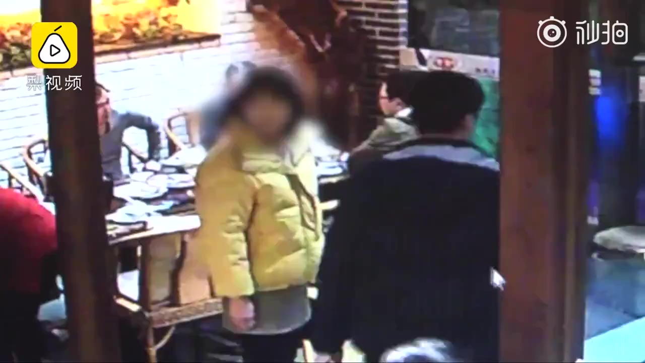 小两口去饭店找刺激 !每日轻松一刻3月2日晚间版