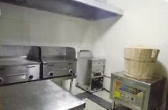  餓了么平臺上的“梁小猴鐵板炒飯”后廚，顯得干凈整潔。