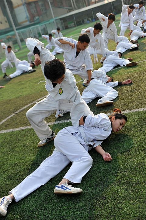 越南警校足球训练,女学员训练武术和男强度一样高中学员欧手抄报图片