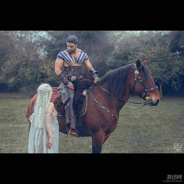 脚踩高跟,浑身爆裂肌肉!法国帅哥Cos美少女战士