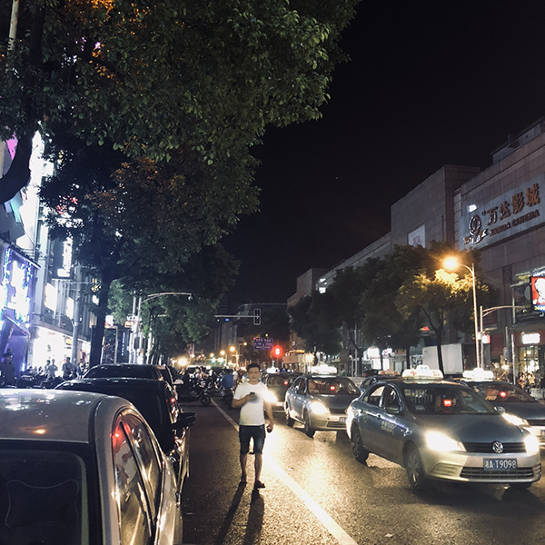 10日凌晨,长沙解放西路,数辆出租车在排队等候。澎湃新闻记者 蒋格伟 图