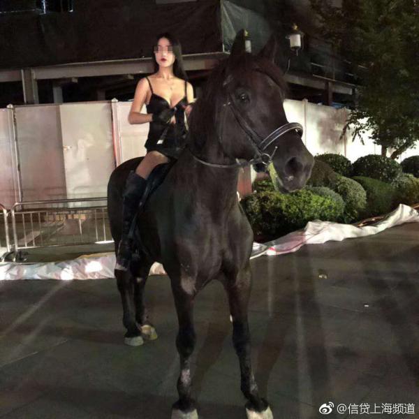 这个女子火了 穿黑色吊带衫深夜骑马穿上海市中心