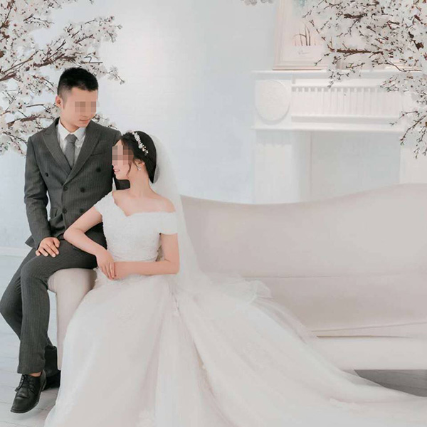 小龙和小青的婚纱照。本文图片 澎湃新闻记者 王鑫