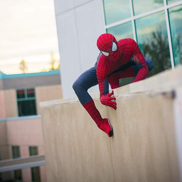 《漫威蜘蛛侠》小虫Cos集锦 好逗比的蜘蛛警察!(图)