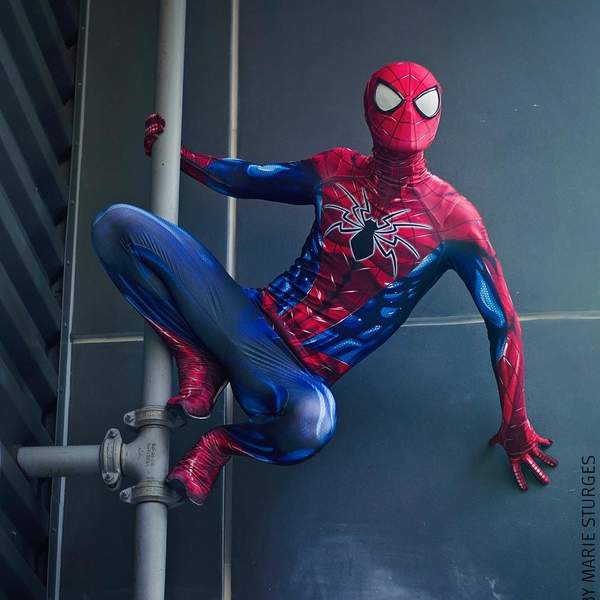 《漫威蜘蛛侠》小虫Cos集锦 好逗比的蜘蛛警察!(图)