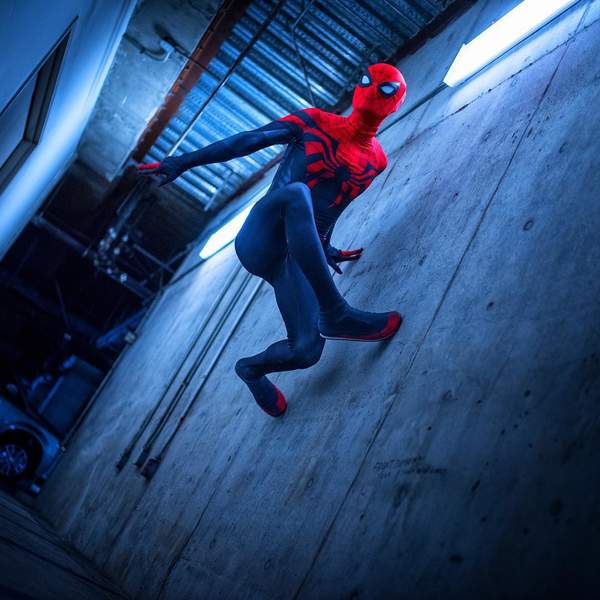 《漫威蜘蛛侠》小虫Cos集锦 好逗比的蜘蛛警察!(图)