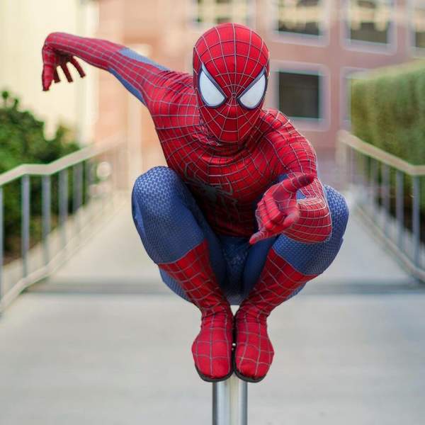 《漫威蜘蛛侠》小虫Cos集锦 好逗比的蜘蛛警察!(图)