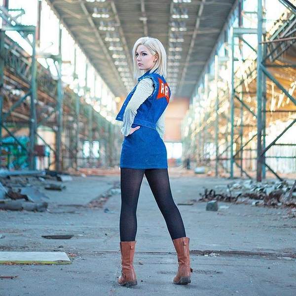 美女Cos《龙珠斗士Z》人造人18号 冷艳御姐杀气十足