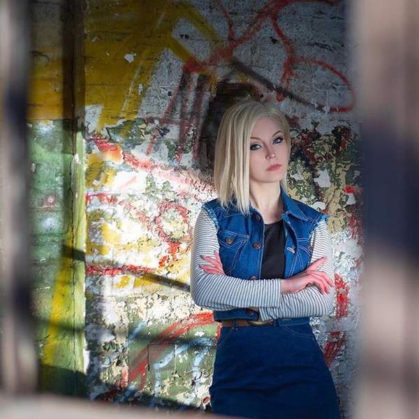 美女Cos《龙珠斗士Z》人造人18号 冷艳御姐杀气十足