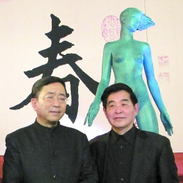 吴应骑教授(右)与余秋雨2012年在反映赝品与真迹的电影《富春山居图》拍摄现场