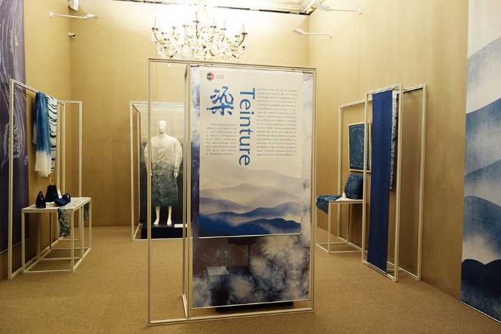 为配合展览,6月4日,5日,在文化中心先后举办了"中国丝绸设计素材再造
