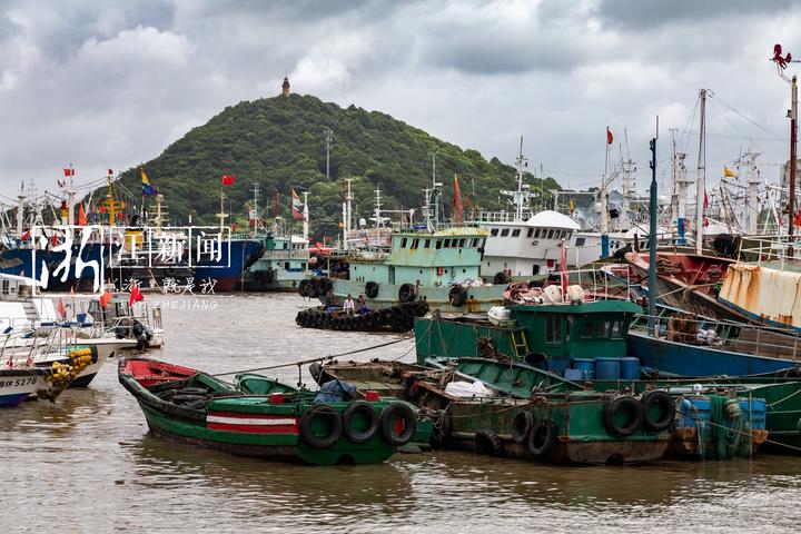 舟山市海洋与渔业局也发布渔船回港避风消息,目前沈家门渔港内停满了