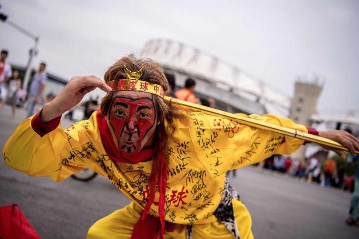 年逾花甲 猴皮球还在看台上