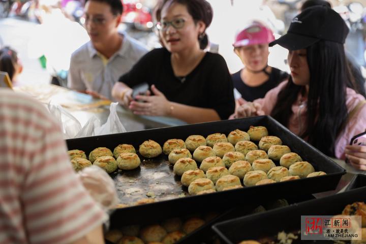 舟山传统手工月饼热销 市民排队购买