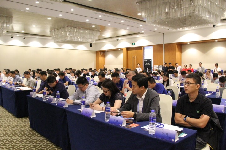 2018网络公益高峰论坛举行 扬子晚报等11个优