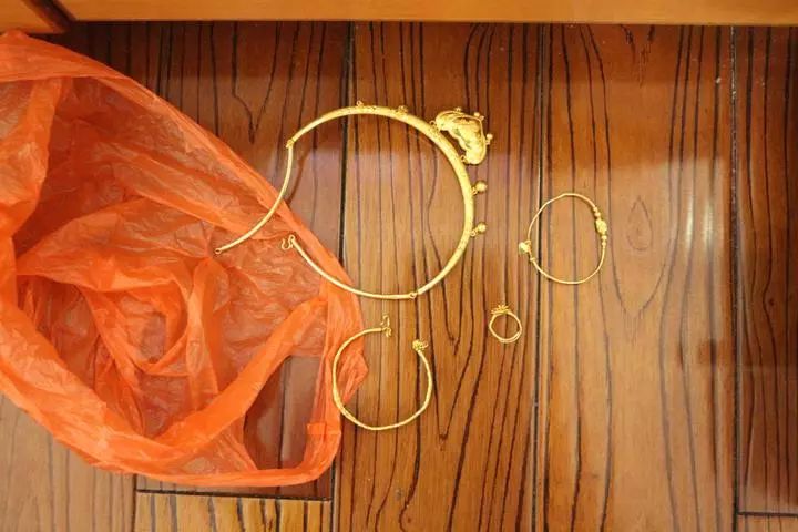 新婚夜新娘崩溃大哭!满满一箱红包和首饰不见了!万万没想到会是他..