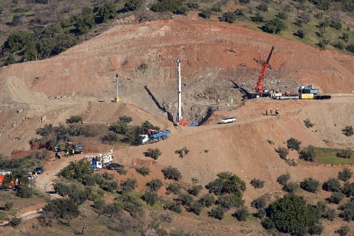 西班牙幼童落井9天 救援遇顽石阻碍