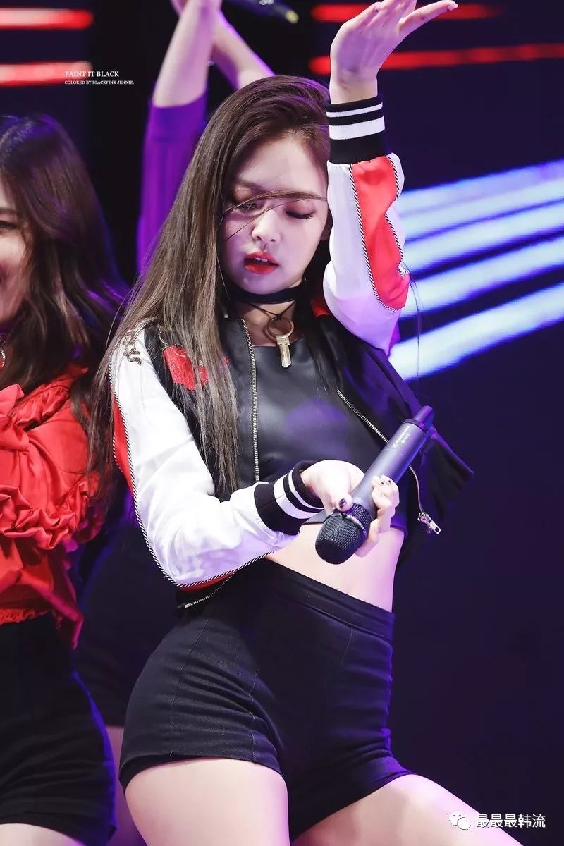 jennie舞台上衣崩开,jennie故意拉衣服 金智妮被嘲舞台划水动作敷衍她这次被diss的冤枉吗
