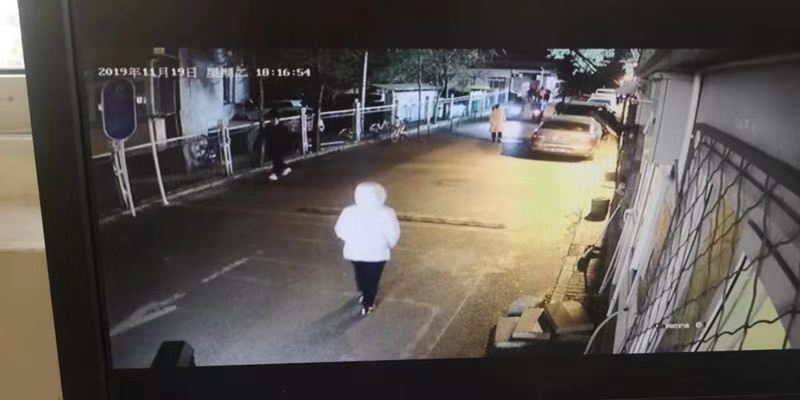 王钰敏19日晚上和姐姐散步时监控影像。受访者供图