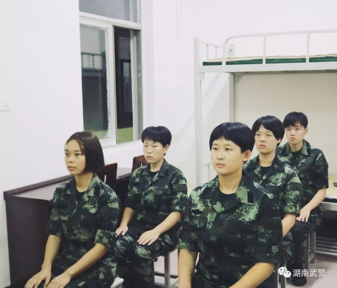 女兵初入营给青春理个短发