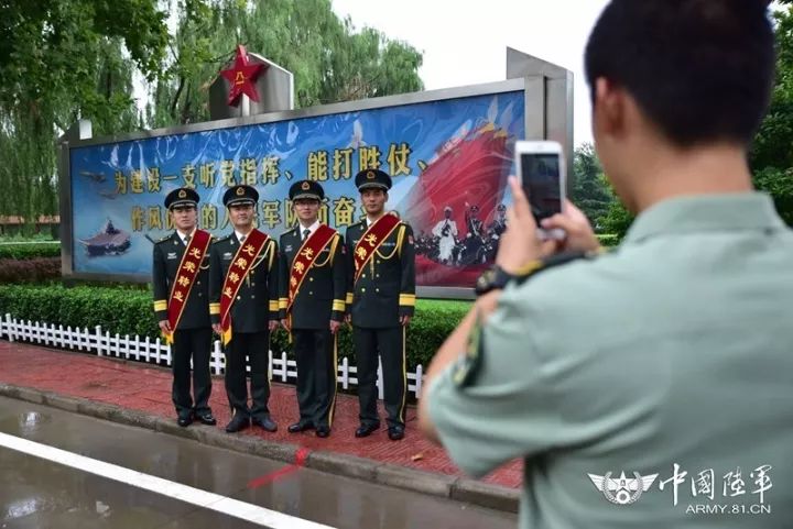 ▲最后一次穿军装合影
