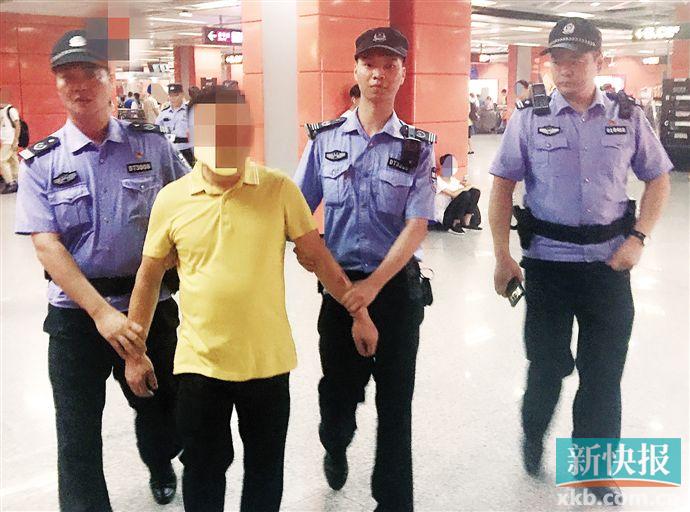 ■中秋节，广州市公安局公交分局民警在地铁燕塘站抓获一名潜逃近29年的嫌疑人。　 通讯员供图