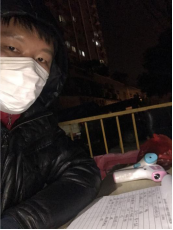 深夜在岗位值守的贺崇文。 本文图片均由受访者提供