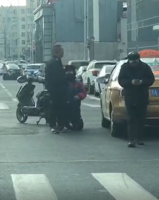咋回事?哈尔滨一送餐员当街向的哥下跪,的哥一