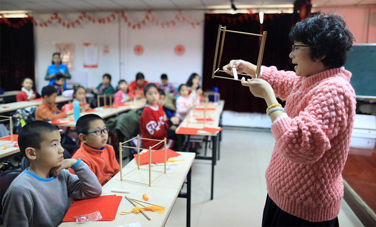 小学生学做“年味”灯笼