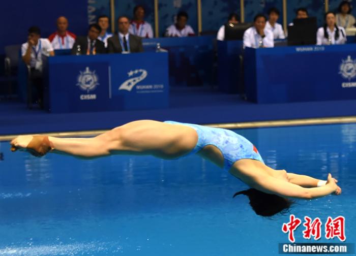  10月26日，第七届世界军人运动会跳水项目在湖北省武汉市举行，中国八一跳水队在跳水项目比赛上再获两枚金牌和两枚银牌。中国八一跳水队员练俊杰在男子跳台比赛上获得金牌、中国八一跳水队袁松在男子跳台比赛上获得银牌。中国八一跳水队员黄小惠在女子3米跳板比赛上获得金牌、中国八一跳水队员韦颖在女子3米跳板比赛上获得银牌。图为黄小惠在比赛现场。 中新社记者 周毅 摄