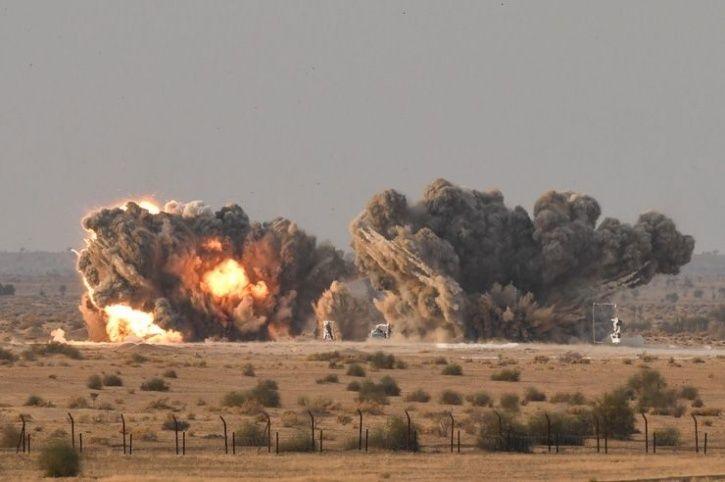 警察部队遇袭2天后 印军在印巴边境大搞军演(