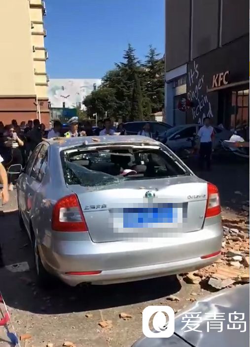 突发！青岛城阳家佳源购物中心外墙被私家车撞出大窟窿！有人受伤...