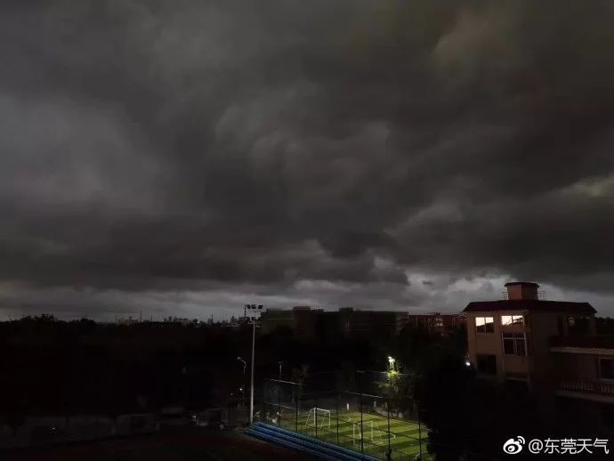 搞笑暴雨P图又火了,惊动了广州公安!