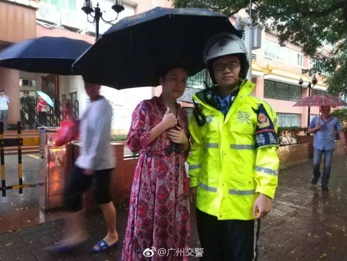 交警暴雨护送考生反被投诉 孩子衣服湿了 官方