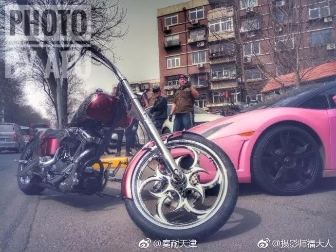 炸街了！天津一对新人结婚百辆豪车占了整条街，网友：堪比世界”豪车展“！