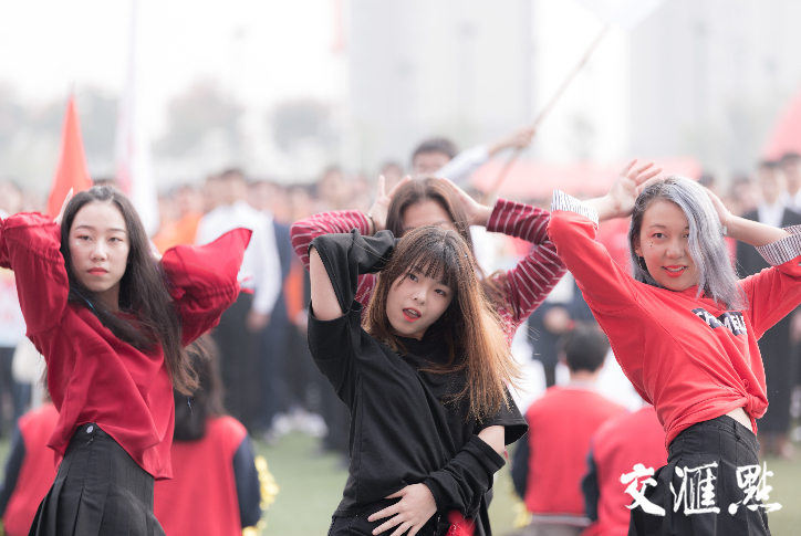 千人海草舞、1G汉子齐跳《卡路里》,这群大