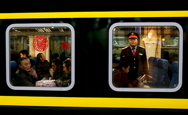 乘客和列车员等待列车开车。