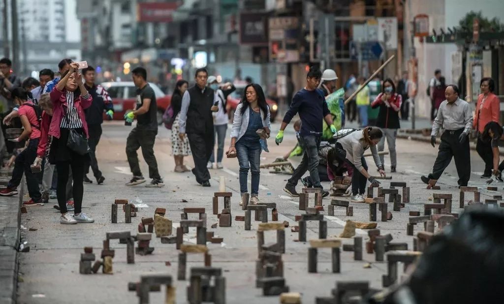 11月15日清晨，香港民众自发上街清理暴徒设置的路障，帮助香港尽快恢复交通秩序（图片源于东方IC）