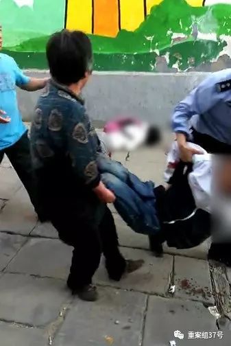 ▲民警在事发现场救治遇袭学生。 图/陕西电视台《都市快报》官方微博